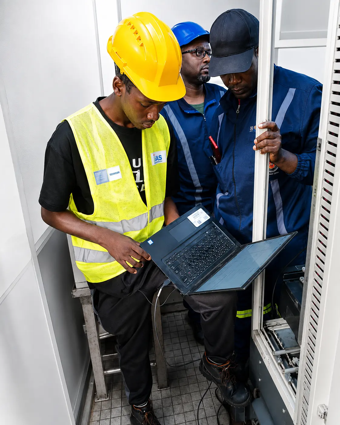 Technicien ISAS en intervention de maintenance sur une installation industrielle