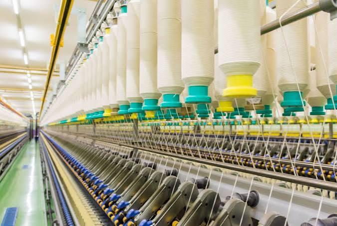 Ligne de filature textile en production