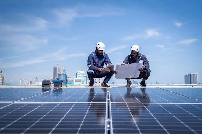 Installation solaire en toiture étudiée par les équipes