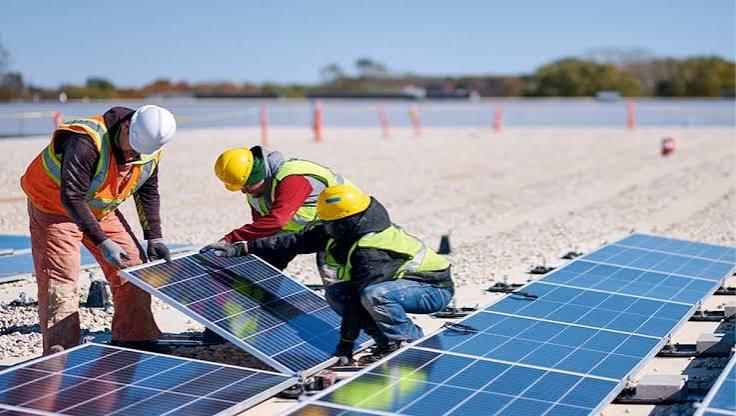 Techniciens installant des panneaux photovoltaïques
