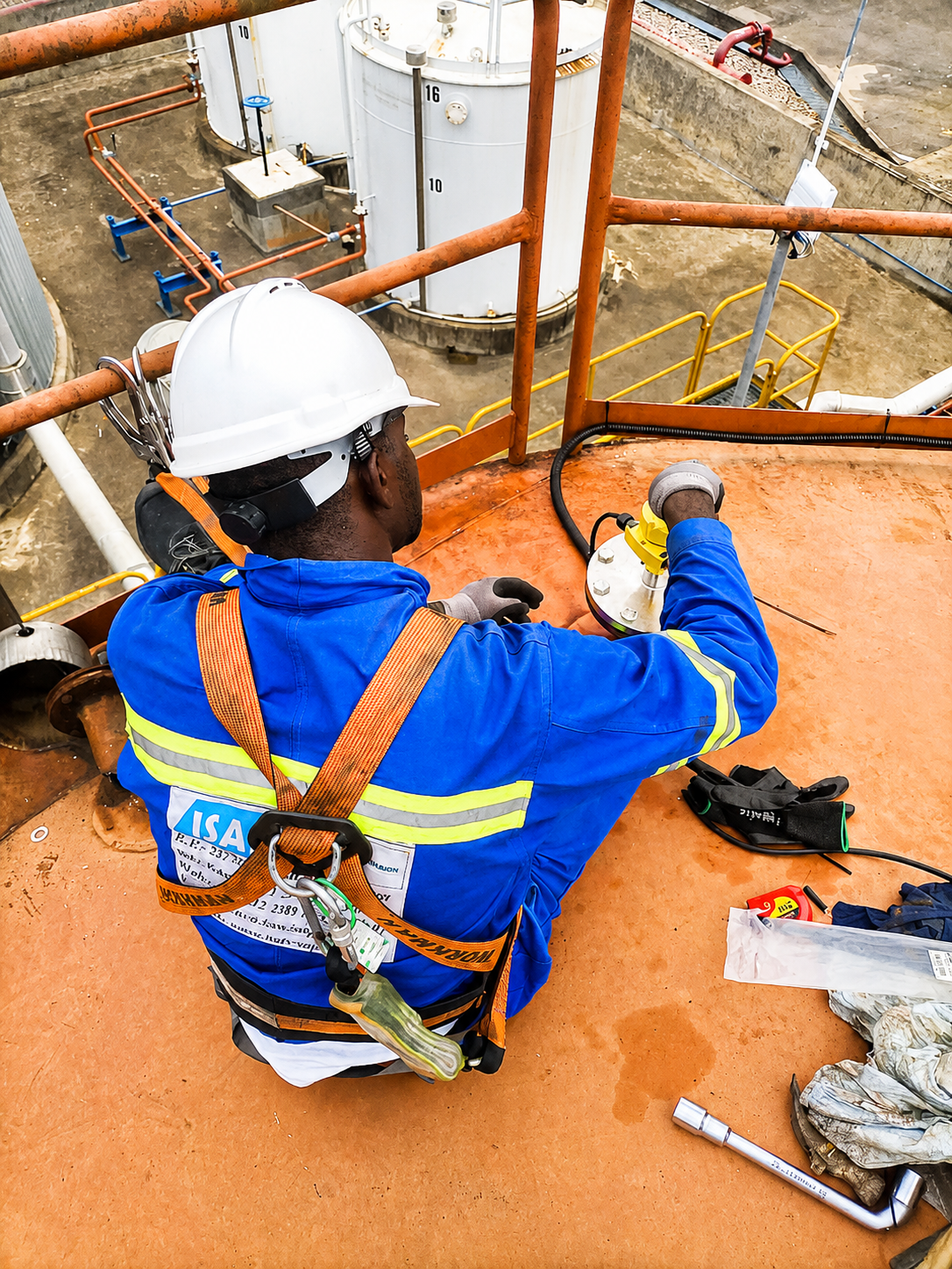 Technicien ISAS intervenant en hauteur sur une installation industrielle