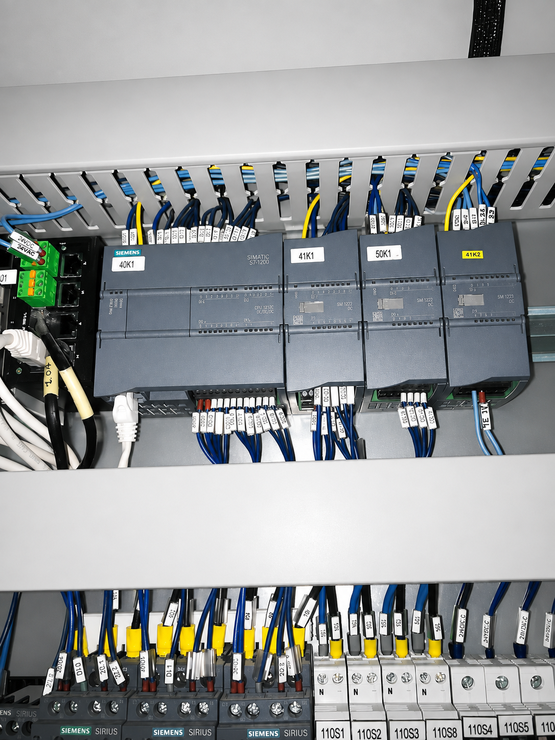 SIMATIC S7-1200 PLC and I/O modules wired in a control cabinet