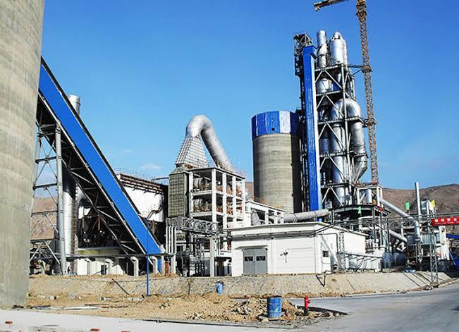 Installation de production de ciment avec tours et convoyeurs