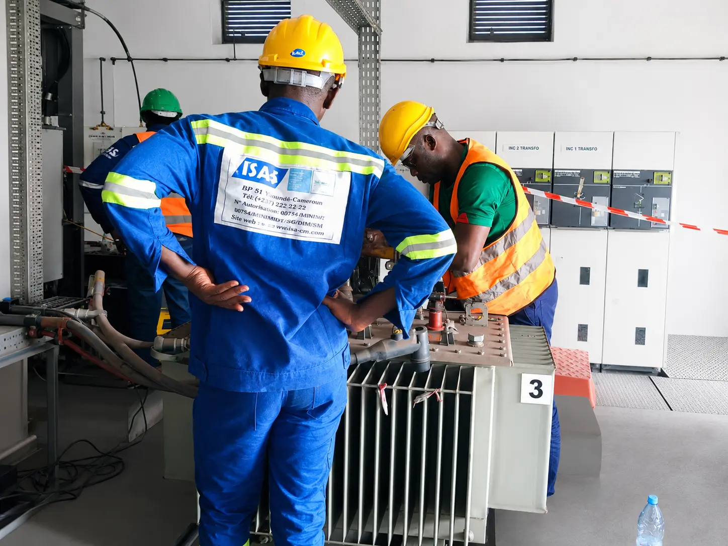 Équipe ISAS intervenant sur un transformateur de puissance en poste électrique