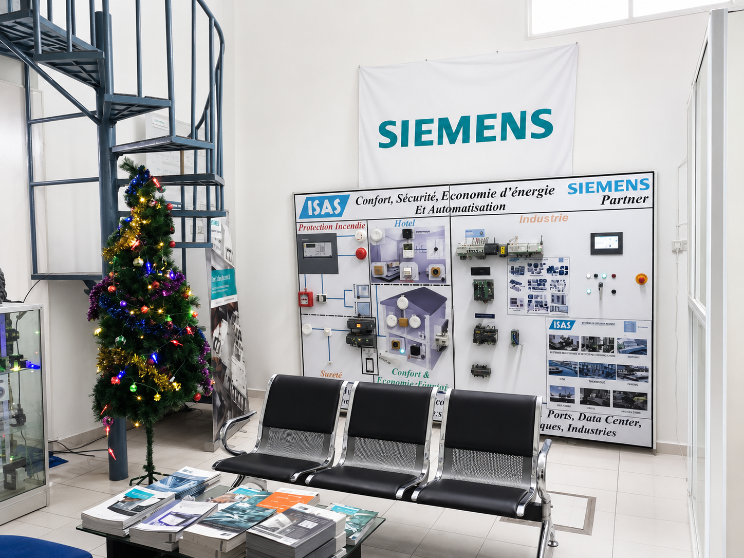 Rayonnages du showroom ISAS avec équipements industriels en stock